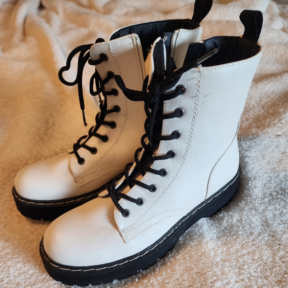 SINCERELY JULES White Lace-Up Women's Boots SIZE 9